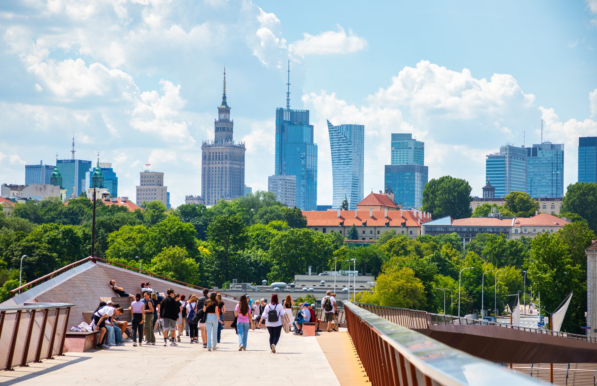 Blick auf die neue Fußgängerbrücke über die Weichsel mit Wolkenkratzern im Hintergrund
